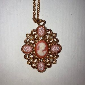Vintage AVON 1992 “Romantic Poet” Gold Tone Cameo Pendant Necklace.